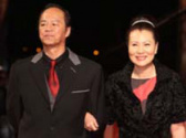 狄龍黑色西裝配紅色領(lǐng)帶攜夫人陶敏明亮相紅毯