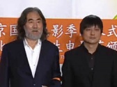 導(dǎo)演張紀(jì)中、張揚(yáng)身著西裝 并肩亮相紅毯
