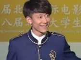 張一山一身藍(lán)色制服亮相 胸前小金猴耀眼奪目