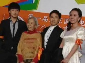 《玩酷青春》劇組亮相紅毯 新生代演員搶眼