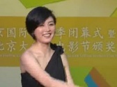 張延短發(fā)黑裙秀性感身材 閃亮登場引發(fā)影迷尖叫