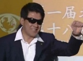 《戒煙不戒酒》劇組登臺亮相 朱時茂黑超魅力十足