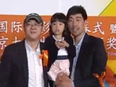《鋼的琴》導(dǎo)演、男主演王千源與小演員亮相