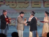 尹力上臺(tái)為優(yōu)秀導(dǎo)演頒獎(jiǎng) 高峰、安戰(zhàn)軍導(dǎo)演獲獎(jiǎng)