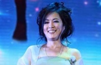 齊豫薄紗披肩登臺(tái) 深情演唱經(jīng)典歌曲《橄欖樹》