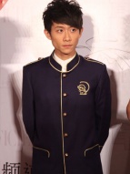 張一山“制服”裝隆重出席 愛心青年現(xiàn)場(chǎng)談慈善