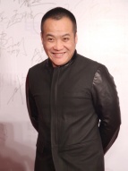 寧浩攜《黃金大劫案》劇組亮相 拍賣金磚獻(xiàn)愛心