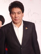 《戒煙不戒酒》劇組亮相 朱時(shí)茂依舊低調(diào)大氣