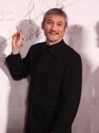 徐克一身黑裝上臺(tái)顯俠氣 執(zhí)筆壞笑不忘頑童本色