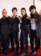“新七小福”亮相紅毯 集體握拳氣勢(shì)堪比兄弟連