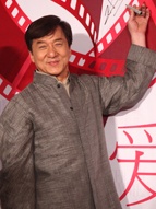 成龍大哥中山裝現(xiàn)身紅毯 雙手做V手勢(shì)心情大好