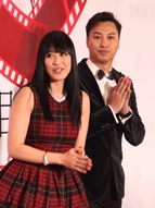 鐘麗緹紅色格子裙優(yōu)雅 攜手譚耀文走紅毯默契足