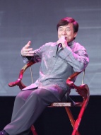 成龍高價自拍龍椅 身體力行獻愛心掀晚宴高潮