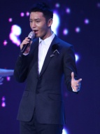 黃曉明獻歌《飛躍的心》 深情演繹感動全場