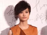 李宇春“個性大衣”帥氣十足 徐克攜新片關(guān)注慈善