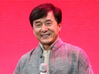 成龍“滕龍椅”競拍掀高潮 愛心加倍慈善無邊