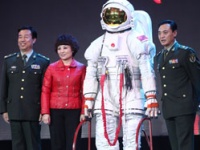 《飛天》宇航服吉祥數(shù)競拍 愛心相送感受大愛無疆